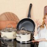 utensili da cucina e donna felice