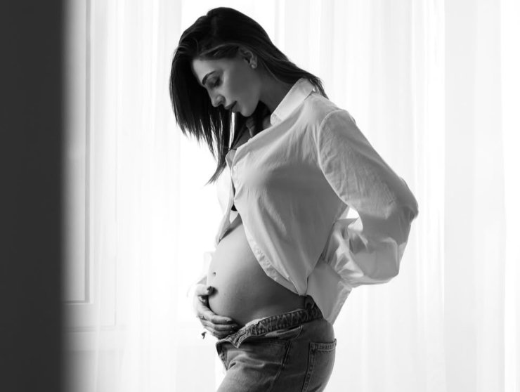 Anna Tatangelo incinta accarezza la pancia