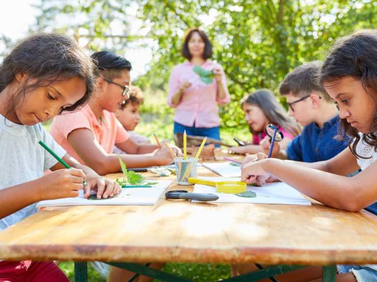 bambini al centro estivo con educatrice