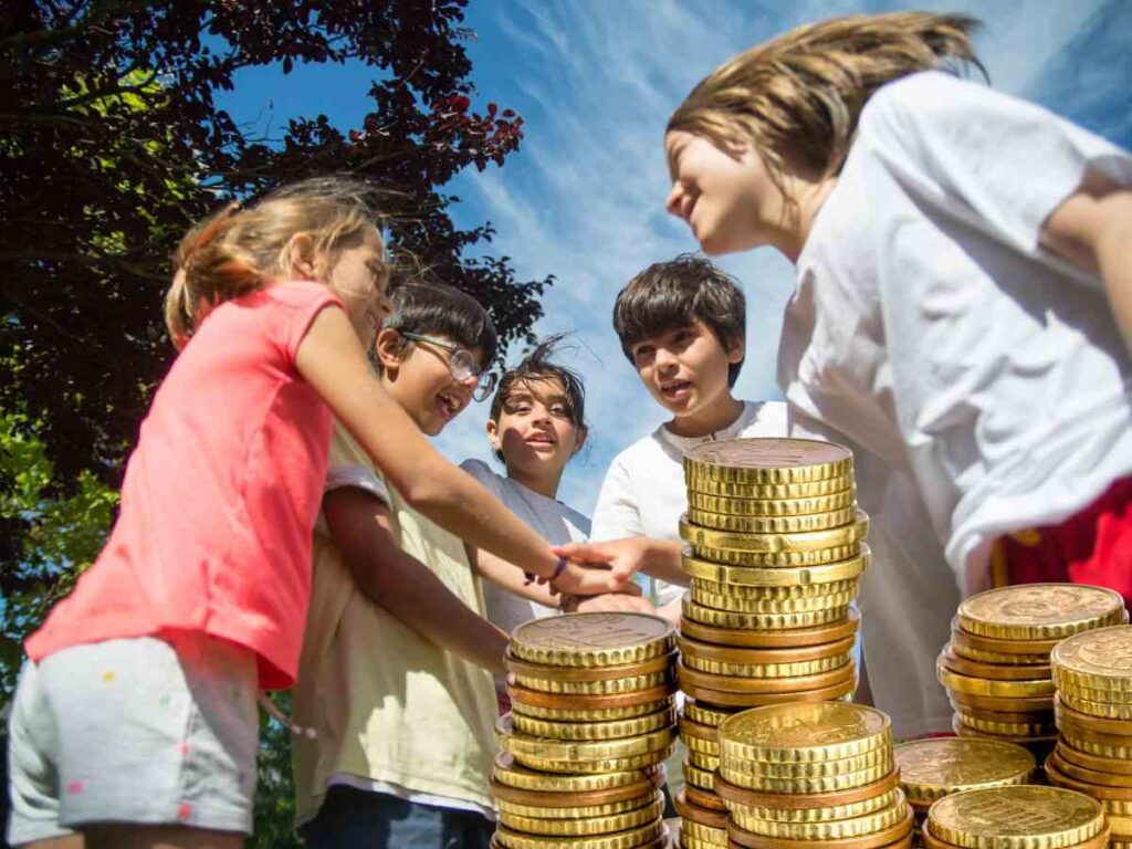 sfondo bambini e monete euro