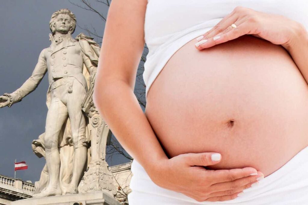 Donna in gravidanza e statua di Mozart a Vienna