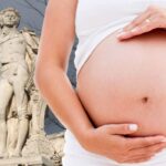 Donna in gravidanza e statua di Mozart a Vienna