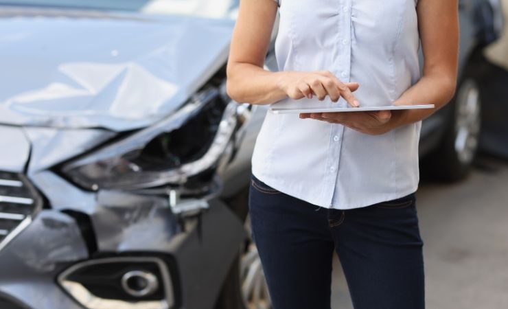 Donna compila modulo dopo incidente